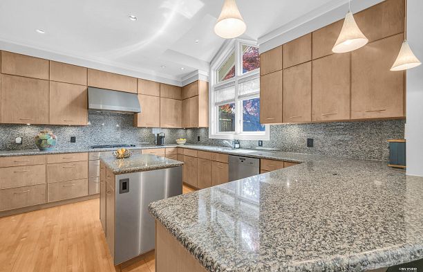 2722 W 31st Avenue MacKenzie Heights