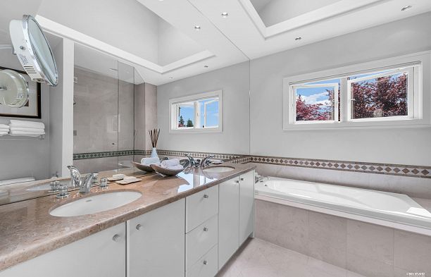 2722 W 31st Avenue MacKenzie Heights
