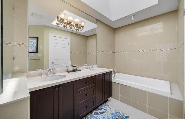2407 W 18th Avenue Arbutus