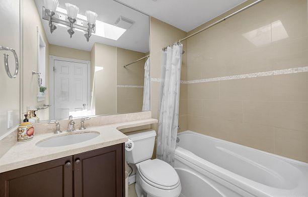 2407 W 18th Avenue Arbutus