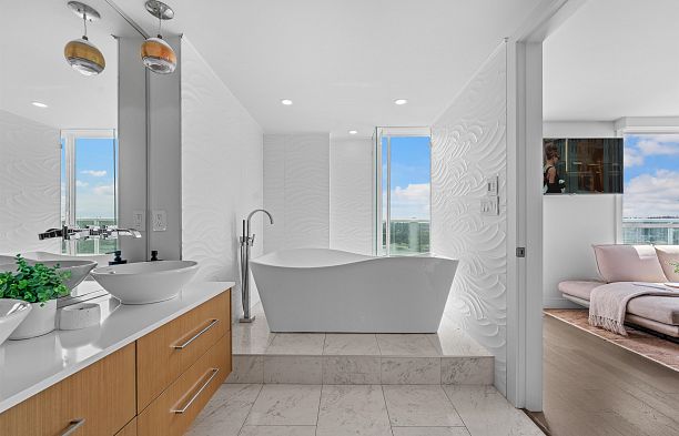 2403 1500 Howe Street Yaletown