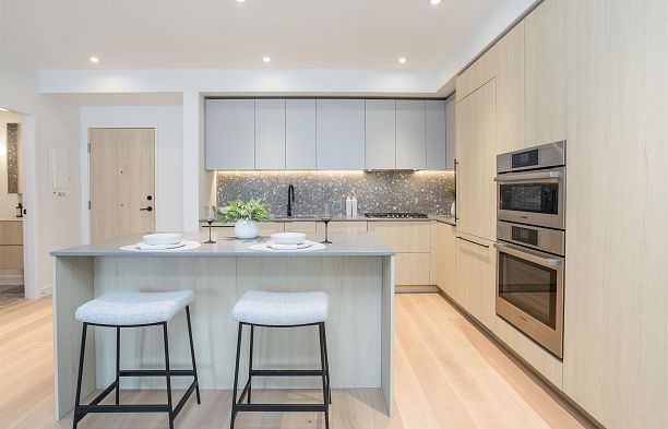 PH521 2471 St. George Street Mount Pleasant VE