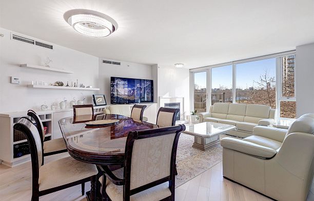 305 8 Smithe Mews Yaletown
