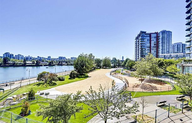 305 8 Smithe Mews Yaletown