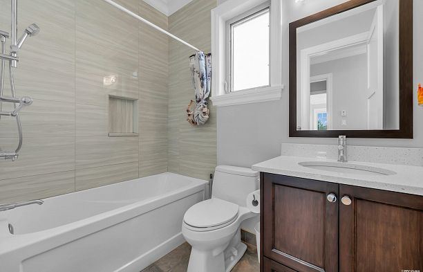 7458 Maple Street S.W. Marine