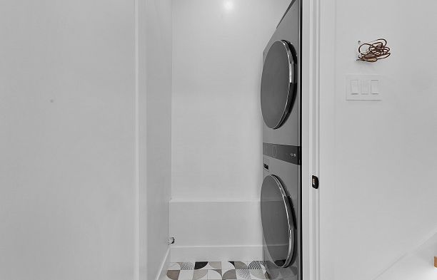 2 182 Ontario Place Main