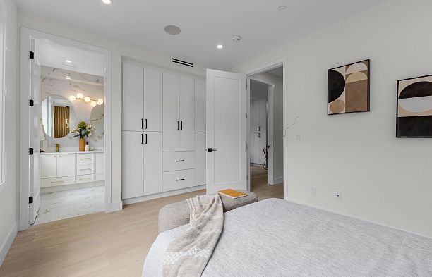2 182 Ontario Place Main