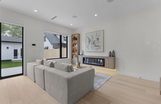 2 182 Ontario Place Main