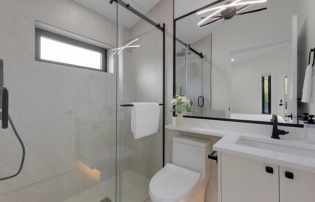 2 182 Ontario Place Main