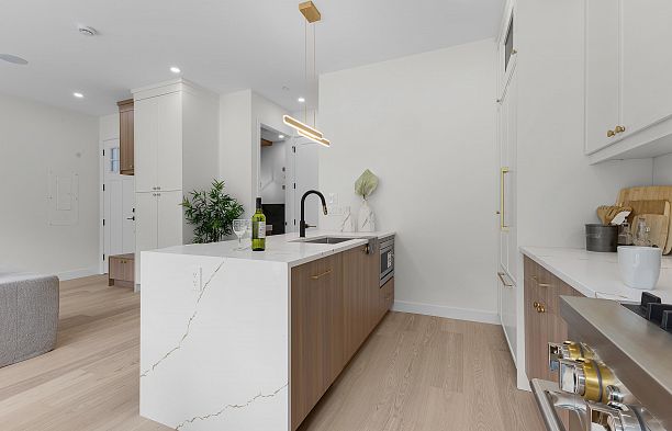 2 182 Ontario Place Main