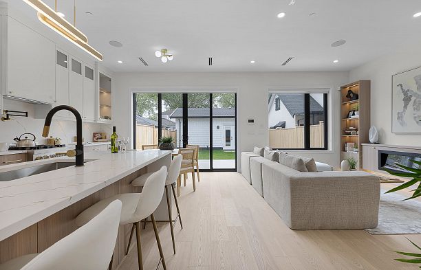2 182 Ontario Place Main