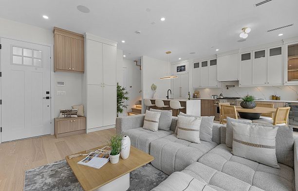 2 182 Ontario Place Main