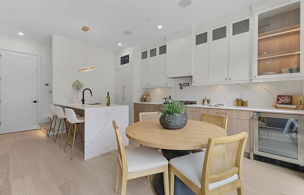 2 182 Ontario Place Main