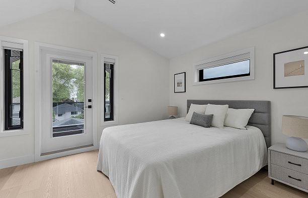 2 182 Ontario Place Main