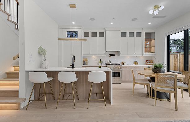 2 182 Ontario Place Main