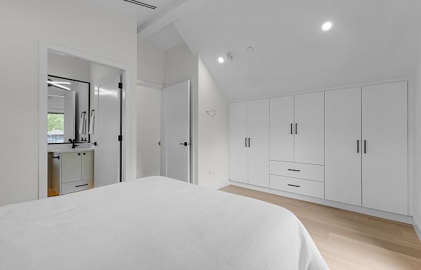 2 182 Ontario Place Main