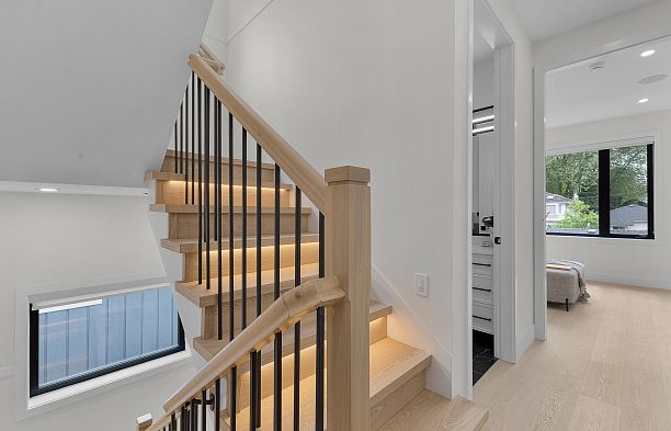 2 182 Ontario Place Main