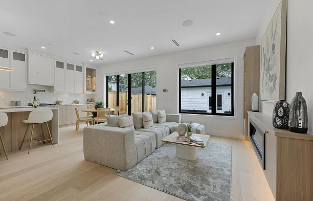 2 182 Ontario Place Main
