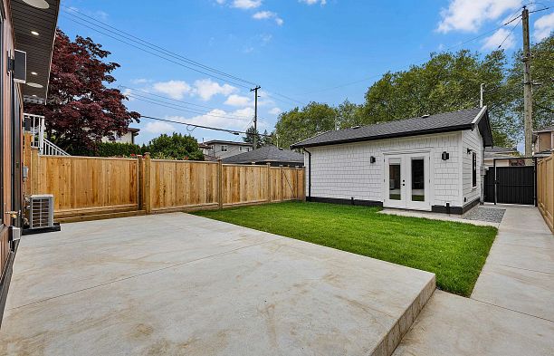 2 182 Ontario Place Main
