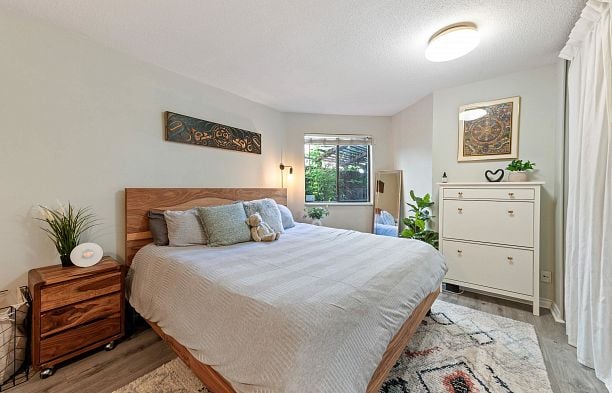 102 1055 W 13th Avenue Fairview VW