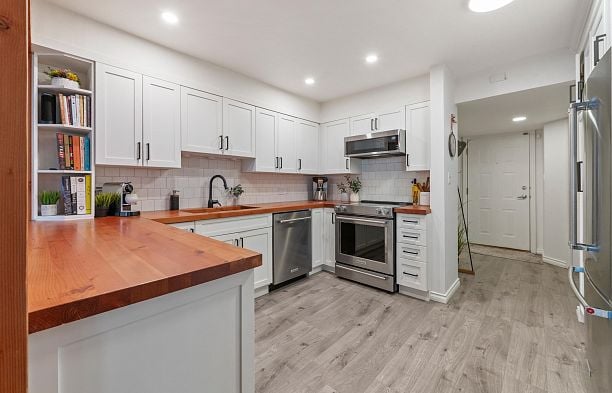 102 1055 W 13th Avenue Fairview VW