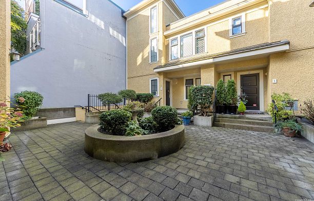 1017 W 8th Avenue Fairview VW