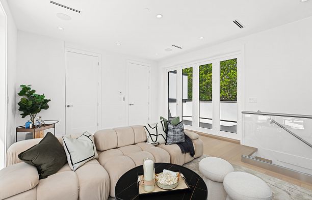 2 5061 Blenheim Street Dunbar