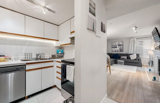 102 725 W 7th Avenue Fairview VW