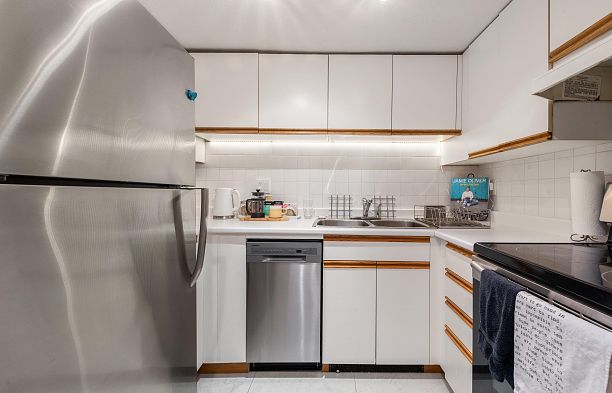 102 725 W 7th Avenue Fairview VW
