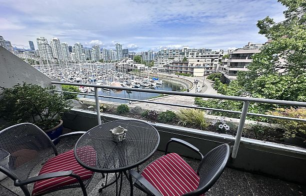 313 674 Leg In Boot Square False Creek