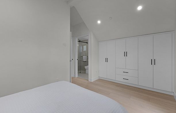 1 182 Ontario Place Main