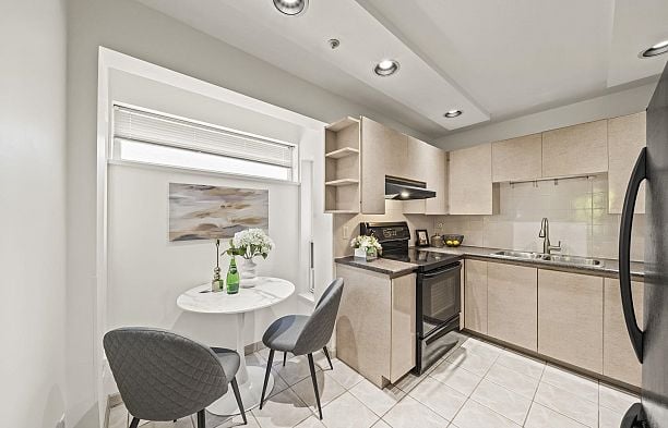 302 1406 W 73rd Avenue Marpole