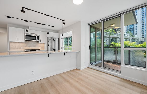 305 1328 W Pender Street Coal Harbour