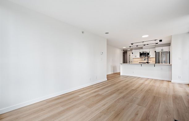 305 1328 W Pender Street Coal Harbour