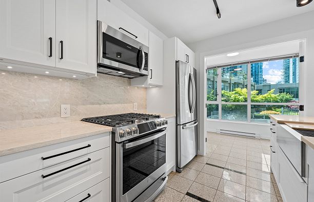 305 1328 W Pender Street Coal Harbour