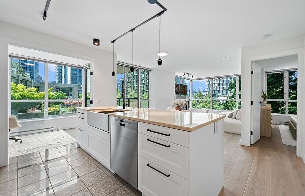 305 1328 W Pender Street Coal Harbour