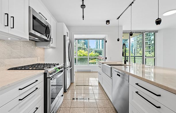 305 1328 W Pender Street Coal Harbour