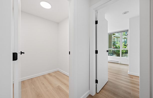 305 1328 W Pender Street Coal Harbour