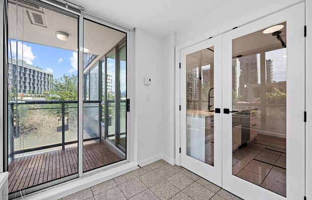 305 1328 W Pender Street Coal Harbour