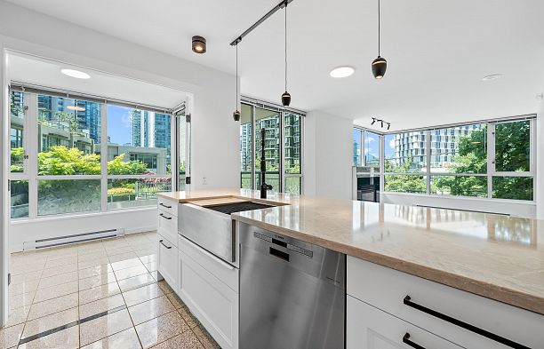 305 1328 W Pender Street Coal Harbour
