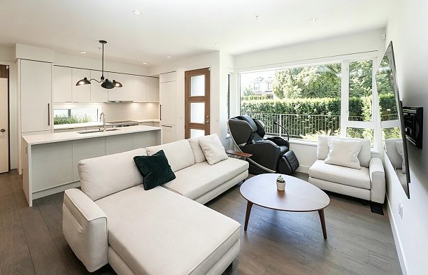6840 Oak Street South Cambie