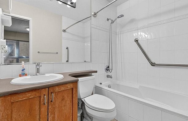 102 3788 W 10th Avenue Point Grey