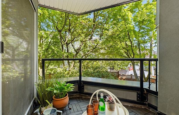 207 1925 W 2nd Avenue Kitsilano