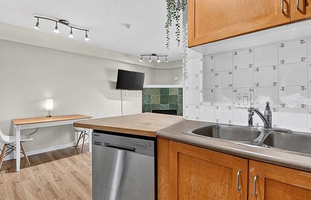 102 3788 W 10th Avenue Point Grey