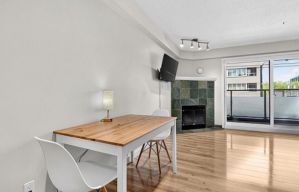102 3788 W 10th Avenue Point Grey