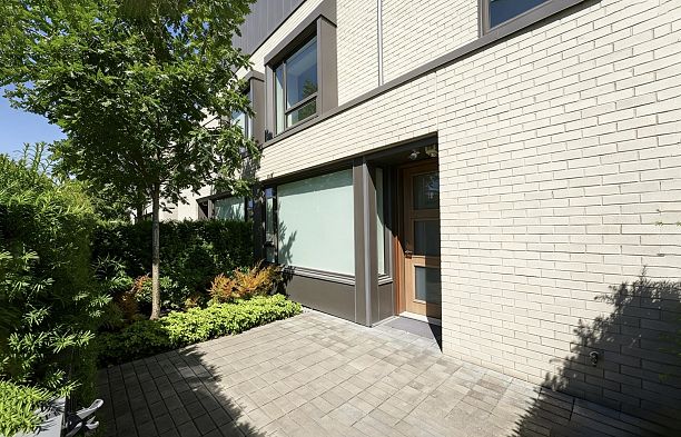6840 Oak Street South Cambie