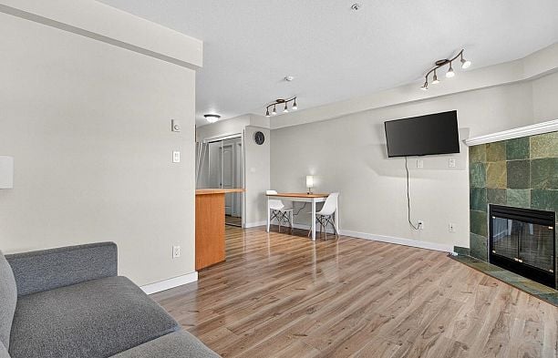 102 3788 W 10th Avenue Point Grey