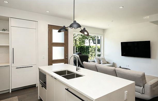 6840 Oak Street South Cambie