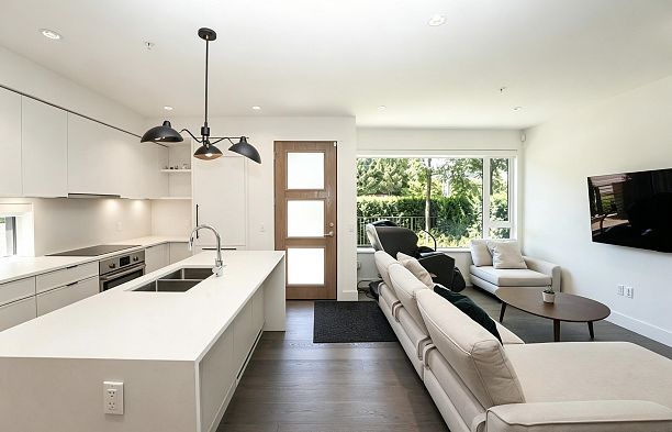 6840 Oak Street South Cambie