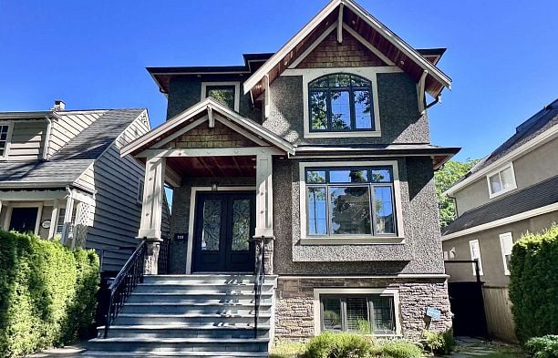 2989 W 32nd Avenue MacKenzie Heights